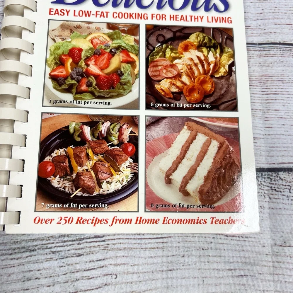 Vintage Light & Delicious Low-Fat Spiral Cook Book 1996 Healthy Recipes